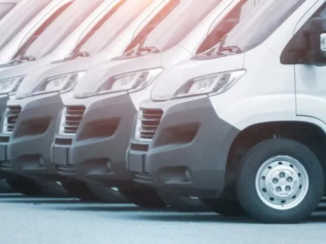 Una larga fila de vanes blancas de pasajeros.