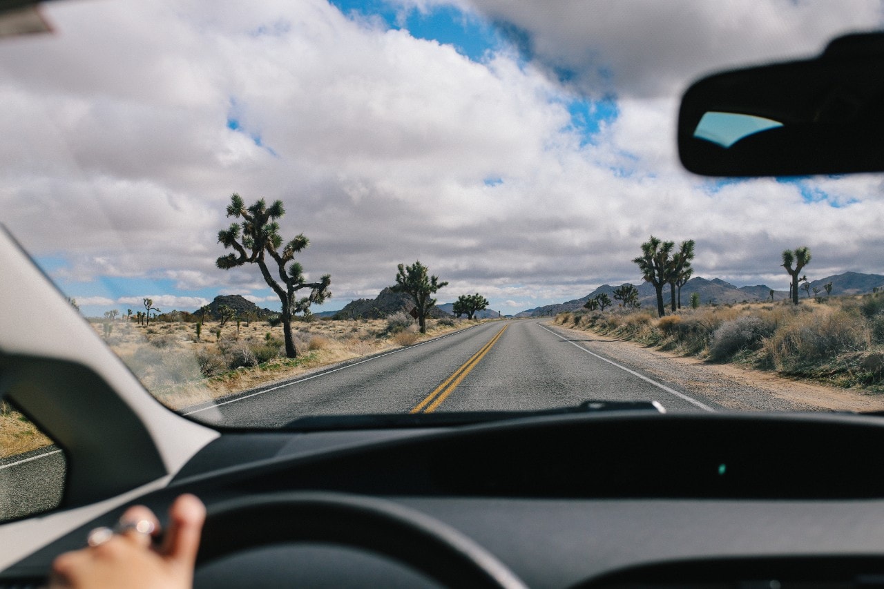 Vue du siège du conducteur de la route